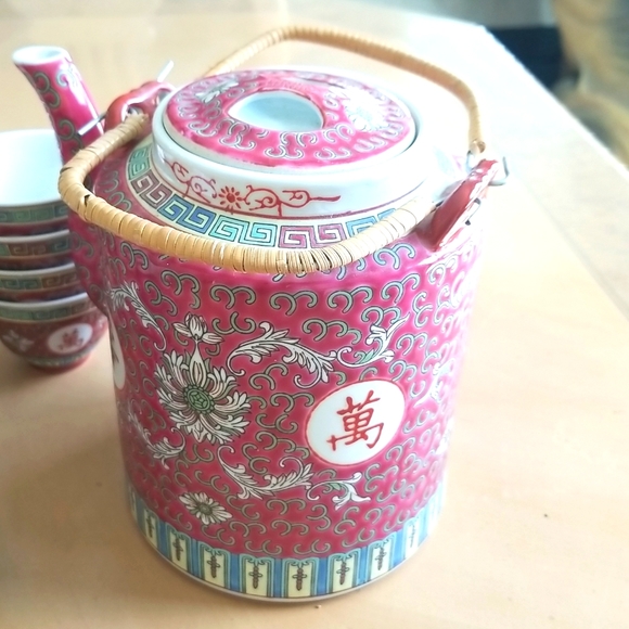 Vintage Chinese Rose Medallion Porcelain Tea Pot and Dozen (12) Tea Cups . - Picture 3 of 10